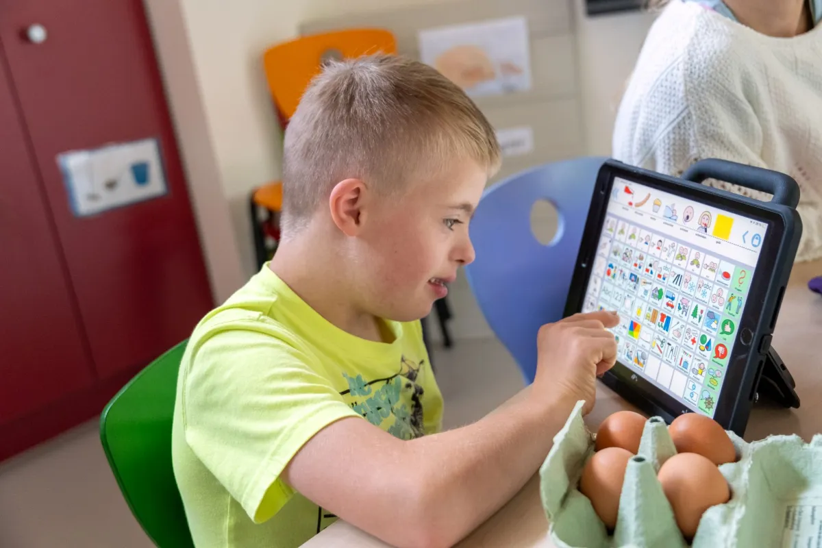 Sch&uuml;ler lernt mit Hilfe eines iPads Lebensmittel kennen