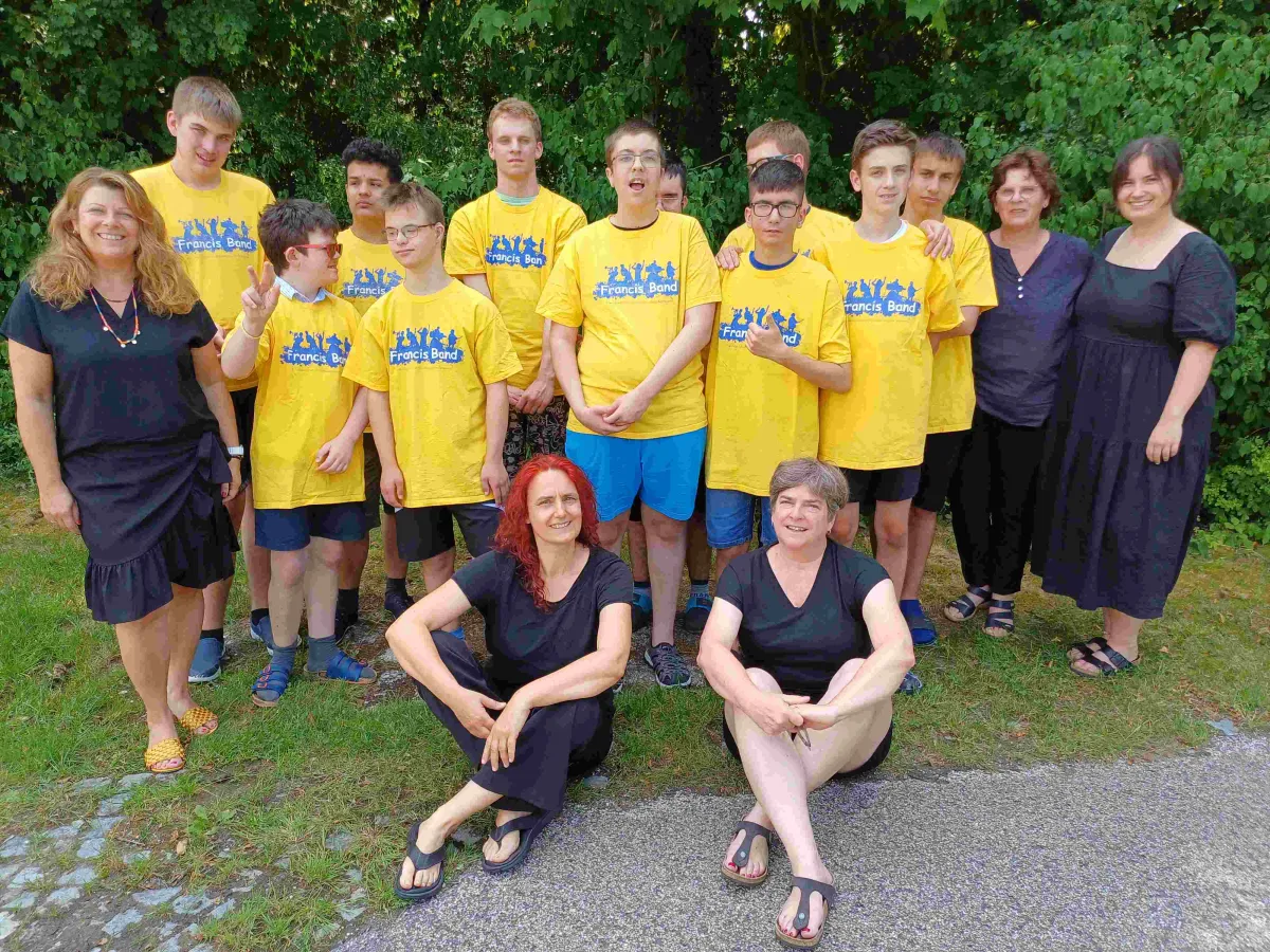 Gruppenfoto der Francis-Band mit Lehrkräften der Franziskus-Schule